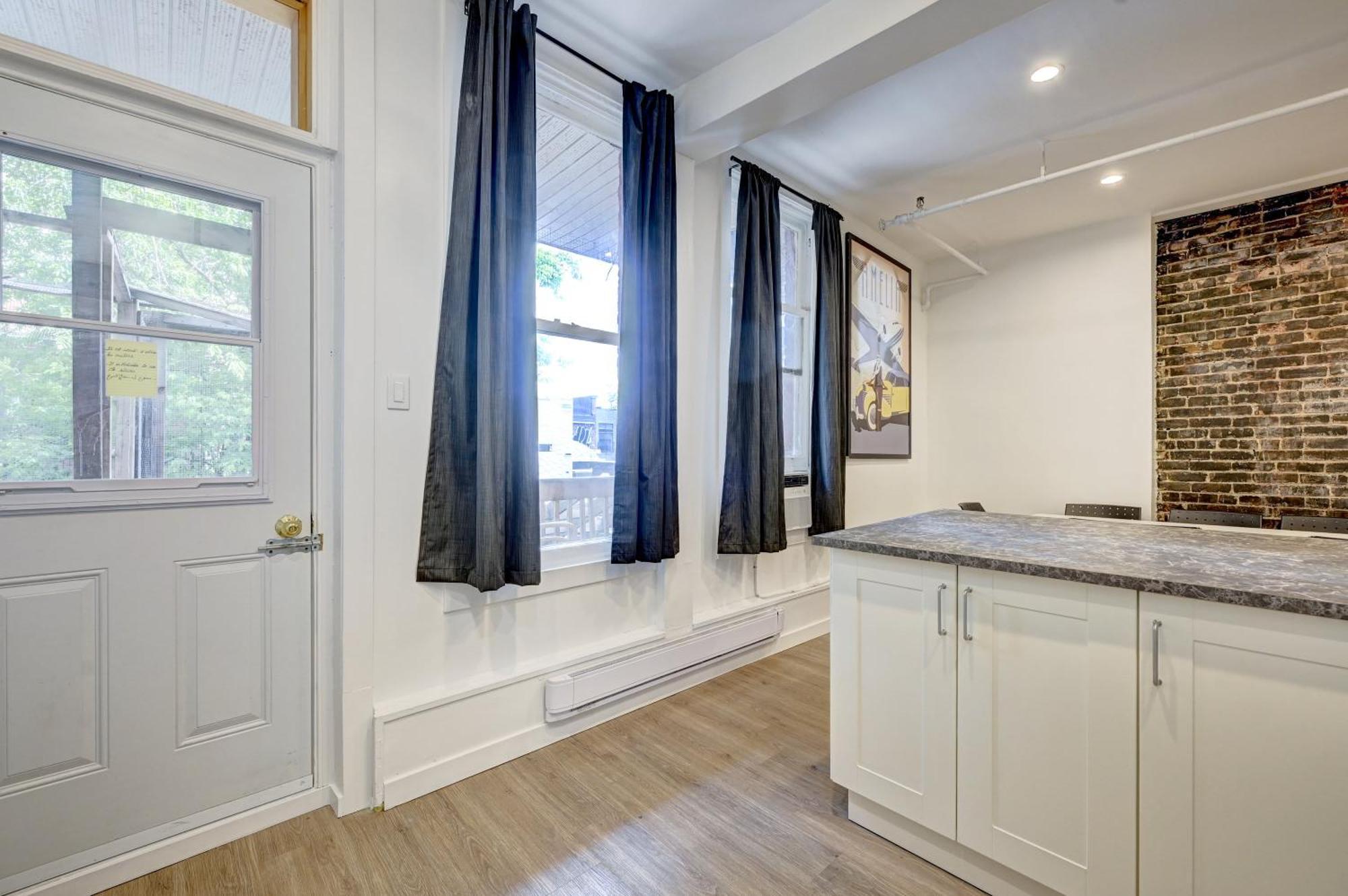 Unique Space Famed St Laurent Blvd Very Walkable Apartamento
